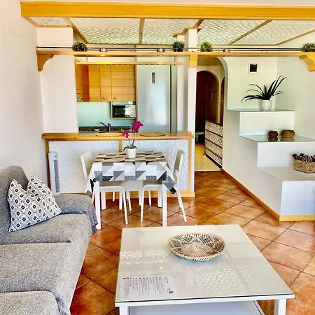 Elegant - Oceanview, Heated Pool Apartment