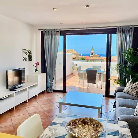 Elegant - Oceanview, Heated Pool Apartment